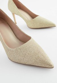 Next WIDE FIT FOREVER COMFORT POINT TOE MID COURT - Decolleté - shimmer