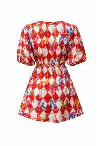 Κοντό φόρεμα με κόκκινο και λευκό μοτίβο ρόμβων, με φουσκωτά μανίκια και σφιχτή μέση, διακοσμημένο με πολύχρωμα αφηρημένα και λουλουδένια σχέδια.