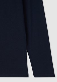 Granatowa koszula z długim rękawem, charakteryzująca się miękką, gładką teksturą oraz prostym wzornictwem, z prostym krojem i zaokrąglonym dołem.