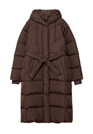 Dlouhý hnědý zateplený zimní kabát s kapucí, předním zipem, nastavitelnými šňůrkami a páskem v pase uvázaným do uzlu.