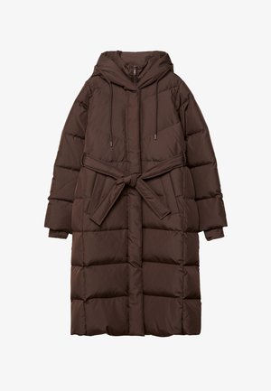 Dlouhý hnědý zateplený zimní kabát s kapucí, předním zipem, nastavitelnými šňůrkami a páskem v pase uvázaným do uzlu.