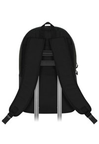 Mochila negra con correas acolchadas, un asa en la parte superior, tela texturizada y adornos de hebilla ajustables. Presenta un diseño elegante y aerodinámico.