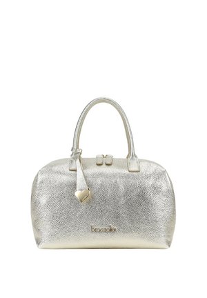 Borsa argentata con texture, con doppi manici, un ciondolo a forma di cuore e un piccolo logo del marchio al centro davanti.