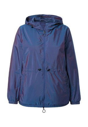 Blå vandtæt hættejakke med lynlås foran, justerbare snore i taljen, elastiske manchetter og mærket tekst på sidelommen.