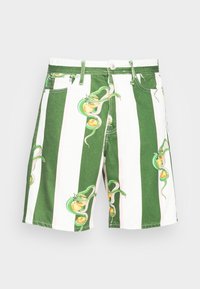 Zeleno-bílé pruhované šortky s grafickým motivem žlutého a zeleného hada. Navrženy s knoflíkovým zapínáním a klasickým denimovým stylem.