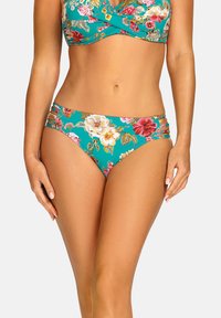 Bikini w kwiatowy wzór, z turkusowym tłem, skręconym topem typu bandeau i niskimi majtkami z trzema poziomymi paskami po bokach.