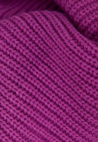 Texturovaná pletená látka v živé fialové barvě, zobrazující detailní pohled na tkaný vzor a konzistentní stehové detaily.