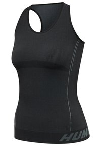 Svart atletisk linne med ribbat mönster, rund halsringning och racerback-design. Har en kontrasterande logotyp på den elastiska nederdelen.