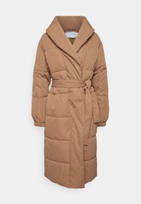 Dlouhý kabát v barvě velbloudí srsti, vycpaný, s šálovým límcem, páskem v pase, elastickými manžetami a prošíváním na rukávech a těle.