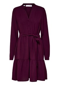 Plommonfärgad klänning med knäppt fram, krage, lång ärm och knytning i midjan. Har en lager-på-lager kjol för extra form och textur.