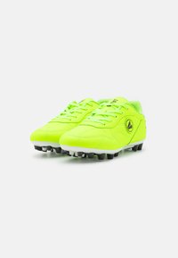 Felle geelgroene voetbalschoenen van synthetisch materiaal, met een gestructureerde bovenkant, zwarte noppen en veters.