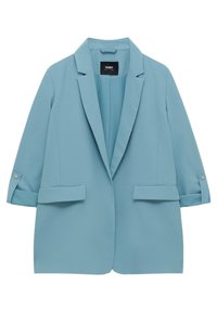 Blazer azzurro chiaro realizzato in tessuto morbido, con colletto a rever, maniche arrotolate, due tasche frontali e chiusura con un solo bottone.