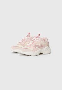 Sneaker rosa con tomaia in pelle liscia, dettagli crema, suola testurizzata e lacci. Logo distintivo sul lato e anello sul tallone.