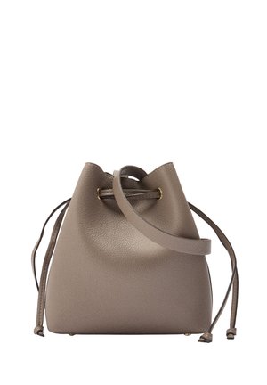 Torebkę typu bucket w kolorze taupe z zamknięciem na sznurku i regulowanym paskiem na ramię, o textured powierzchni i złotych oczkach.