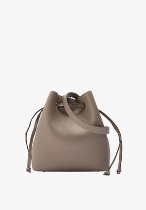 Torebkę typu bucket w kolorze taupe z zamknięciem na sznurku i regulowanym paskiem na ramię, o textured powierzchni i złotych oczkach.