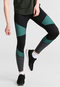 Černé a šedé sportovní legíny s tyrkysovými síťovinovými panely, se štíhlým střihem a elastickým pasem, ideální pro sportovní oblečení a aktivity.