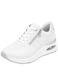 Sneaker blanche avec une tige perforée, un laçage, une fermeture éclair sur le côté et une semelle texturée avec un accent translucide au talon.
