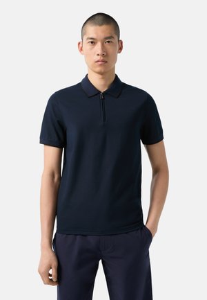 Marinblå polo-shirt med korte ærmer, lynlås foran og kontrasterende krave. Lavet af glat stof, designet til en tætsiddende pasform.
