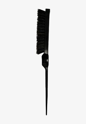 Pinceau à teinture pour cheveux en plastique noir avec des poils denses à une extrémité et un manche pointu à l'autre pour appliquer la couleur.