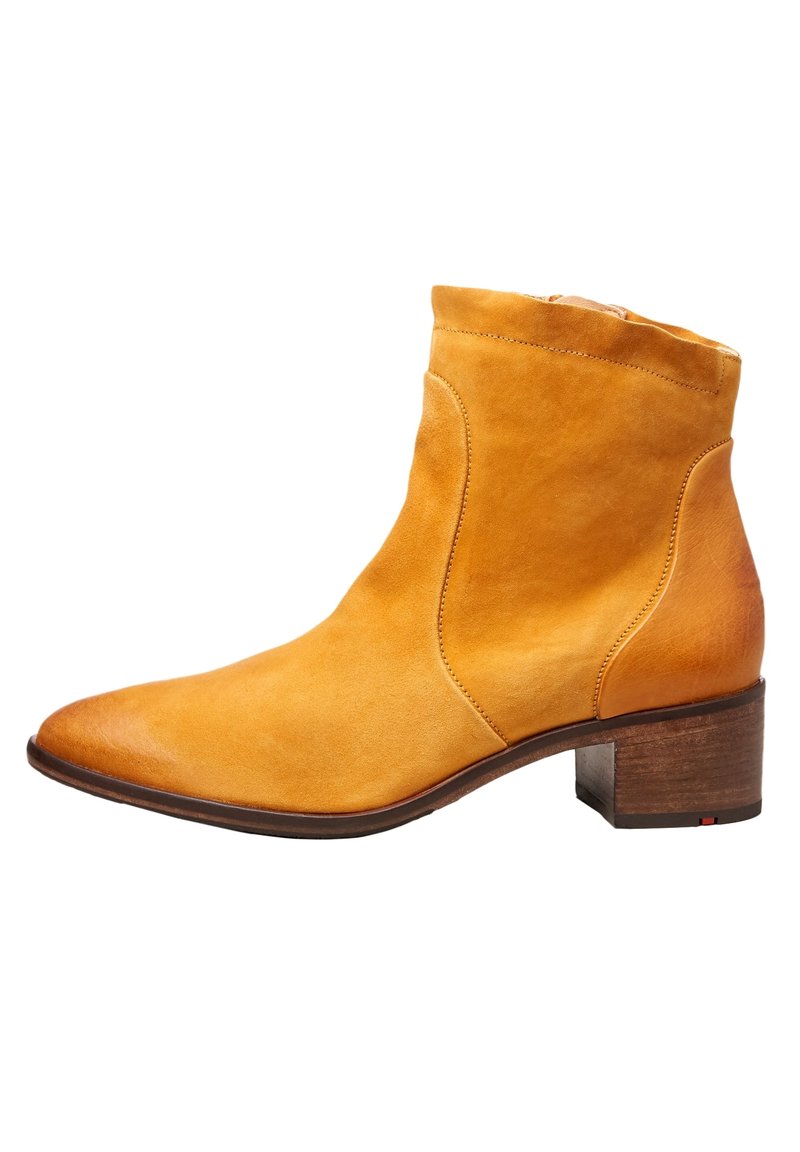 Žluté nubukové kotníkové boty s zaoblenou špičkou, zúženým designem a vrstvovým dřevěným podpatkem. Hladký povrch bez viditelných vzorů nebo kovových prvků.