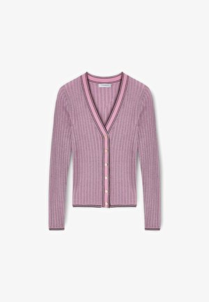 Roosanpunainen ribbineulottu neuletakki, jossa pitkät hihat, V-kaula-aukko, mustat reunukset ja kuusi valkoista nappia edessä.