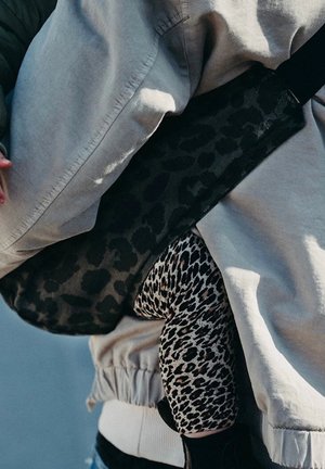 Wildride, KLEINKINDTRAGE LEOPARDENMUSTER GRAU UNISEX - Porte-bébé - leopard print grey
