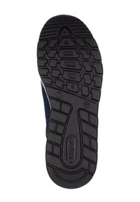 Svart gummisul med djupa mönster, med en logotyppräglad yta och en texturerad yta. Konturerad design för bra grepp och stöd.