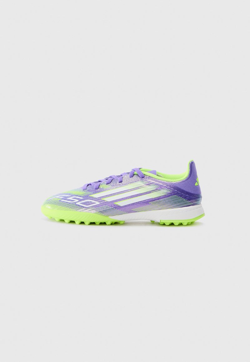Crampons de football violets et vert lime avec une tige en mesh texturé, des accents jaunes et une semelle extérieure léger avec des crampons en caoutchouc courts.