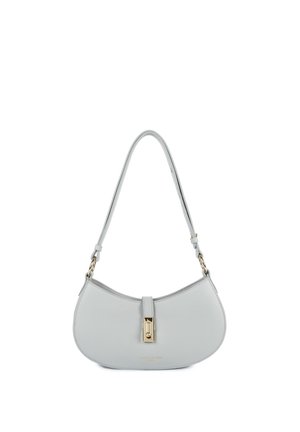 Sac à bandoulière en cuir gris clair avec une forme incurvée, une fermeture dorée et une sangle ajustable sur un fond blanc.