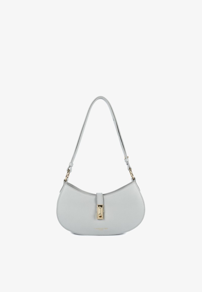 Sac à bandoulière en cuir gris clair avec une forme incurvée, une fermeture dorée et une sangle ajustable sur un fond blanc.