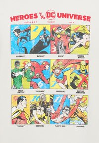 Grafička majica s likovima stripovskih superheroja u šarenim pravokutnim okvirima, s podebljanim tekstom "HEROJI DC UNIVERZUMA" iznad.