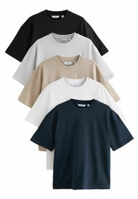 Cinq t-shirts à manches courtes en noir, blanc, beige, gris clair et bleu marine foncé. Chacun possède un col rond et une coupe décontractée.