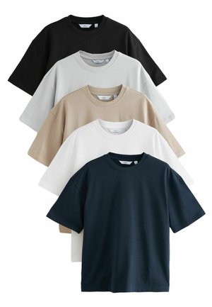 Vijf korte mouwen t-shirts in zwart, wit, beige, lichtgrijs en donker marineblauw. Elk heeft een ronde hals en een ontspannen pasvorm.