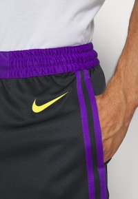 Nike Performance NBA LOS ANGELES LAKERS CITY EDITION SHORT - Športové šortky - black/amarillo