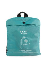 Mochila plegable de color teal, fabricada en poliéster ligero y resistente al agua, con un bolsillo frontal con cremallera y el logo de DKNY en contorno blanco.