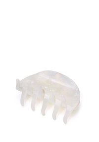 Hårklämma, genomskinlig med opalescent finish; böjd form, sex klor för grepp, slät textur. Lättviktig, passar olika hårtyper.