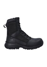 Zwarte tactische laars van leer en mesh. Voorzien van een robuuste zool, enkelondersteuning en een versterkte neus, met veters en een lus om aan te trekken.