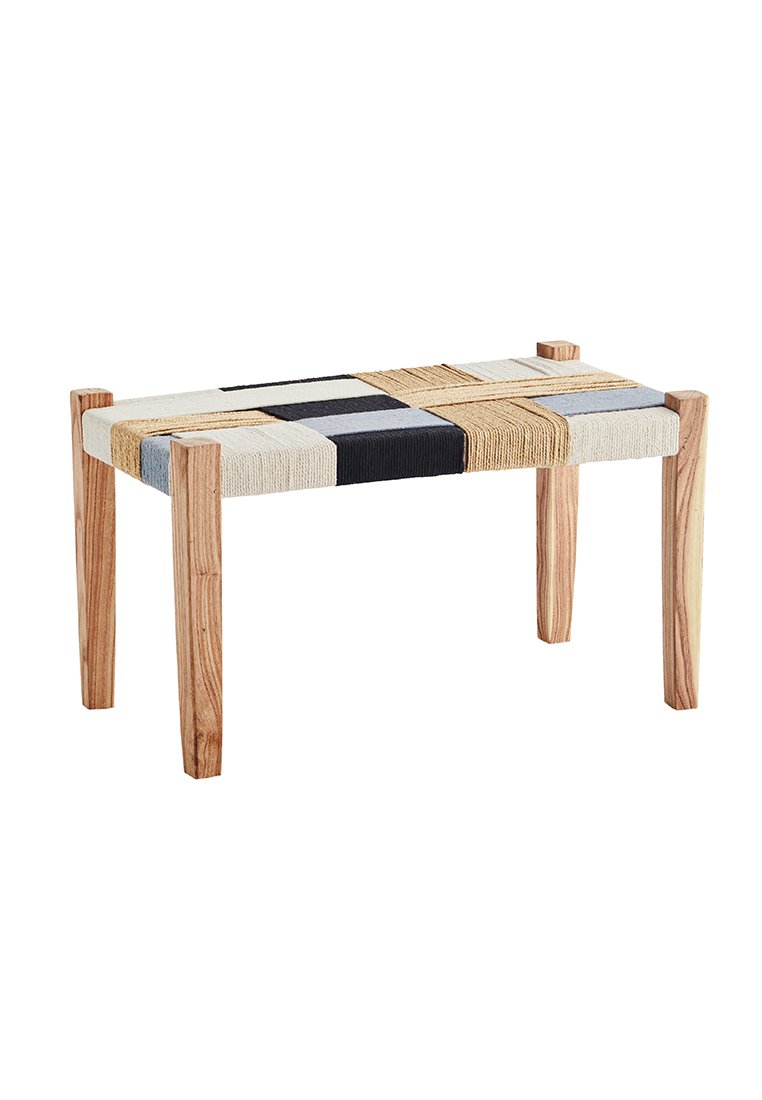Banco de madera con cuatro patas, asiento tejido en patrones de fibra natural en beis, negro, gris.