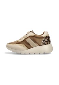 Zapatilla beige con parte superior de ante y piel, que presenta un acento de estampado de leopardo, superposiciones texturizadas y una suela gruesa con estrías.