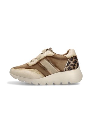 Zapatilla beige con parte superior de ante y piel, que presenta un acento de estampado de leopardo, superposiciones texturizadas y una suela gruesa con estrías.