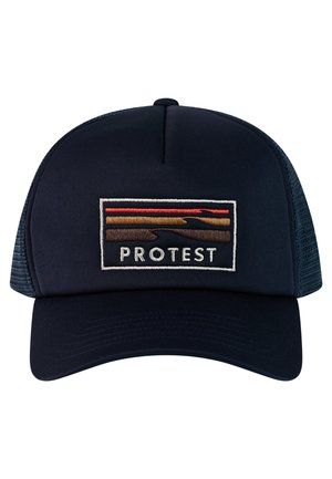 Marineblauwe mesh baseballcap met geborduurd rechthoekig patch met abstracte bruine en rode strepen en het woord "PROTEST" in wit.
