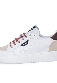 Sneaker in pelle bianca con dettagli in suede, suola in gomma, lacci a quadri rossi e bianchi e dettagli perforati. Logo nero sul lato.