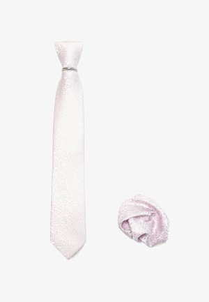 Helles rosa Seidenkrawatte mit einem dezenten Blattmuster und einem passenden, ordentlich gefalteten Einstecktuch, beide mit einer glatten Textur und einem glänzenden Aussehen.