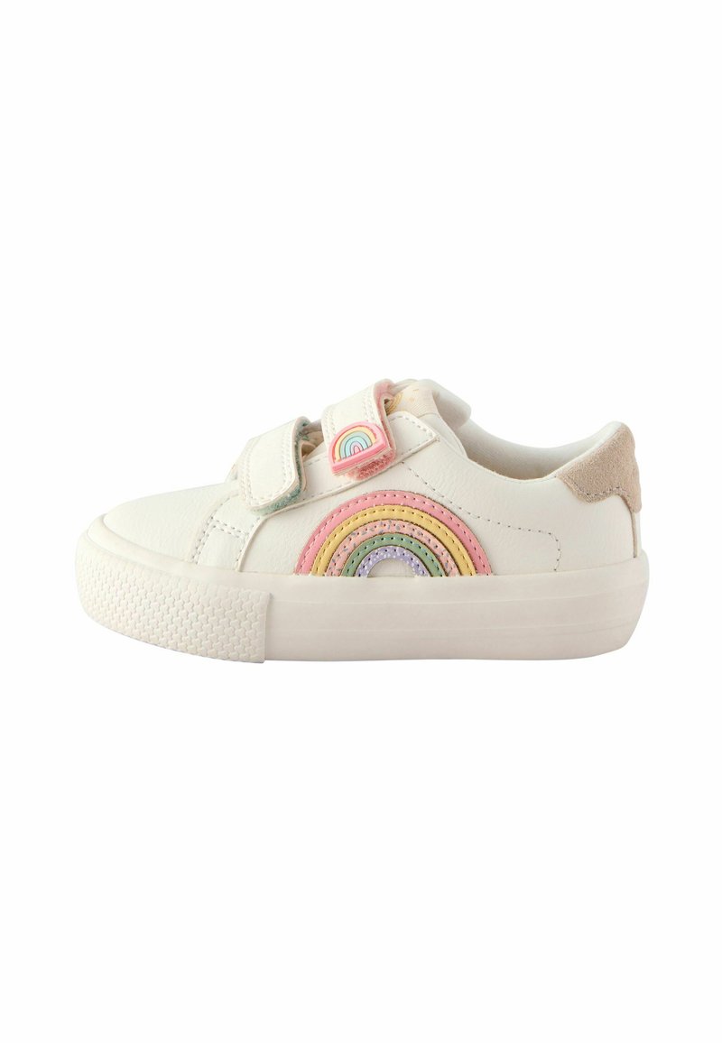 Hvide lædersneakers med velcro-remme, regnbue-detaljer i pink, gul og lilla samt et beige suedebehandling på hælen. Tekstureret sål.