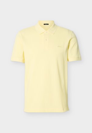 Svetlo rumena polo majica s kratkimi rokavi, ovratnikom in dvema gumboma, z majhnim logotipom BOSS na levi strani prsnega koša, prikazana na enobarvnem ozadju.