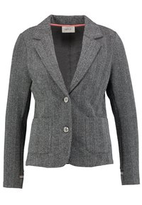 Šedý herringbone blazer s klopovým límcem, dvěma předními kapsami a dvěma knoflíky. Texturovaná tkanina a jemný růžový akcent uvnitř límce.