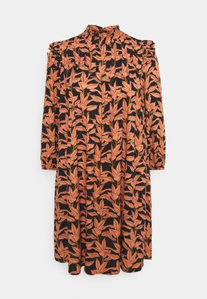 Vestito nero a maniche lunghe con collo alto e spalle arricciate, con motivo a foglie arancioni e gialle su tutta la superficie.