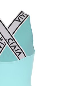 Ein hellblauer Badeoberteil mit gekreuzten Rückenträgern, das ein schwarzes Logo auf weißem Hintergrund zeigt. Glatte Textur, definierte Nähte und ein figurbetontes Design.