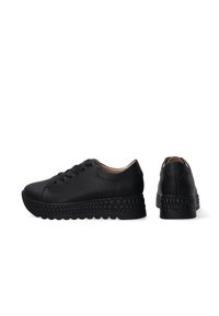 Schwarze Sneaker mit strukturiertem Lederoberteil, runder Zehenform und Schnürdesign. Dicke, skulpturierte Gummisohle mit Wellenmuster.
