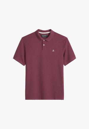 Moška majica s kratkimi rokavi v bordo barvi, z dvema gumboma, majhnim belim logotipom "M OP" na levi strani prsnega koša in klasičnim ovratnikom.